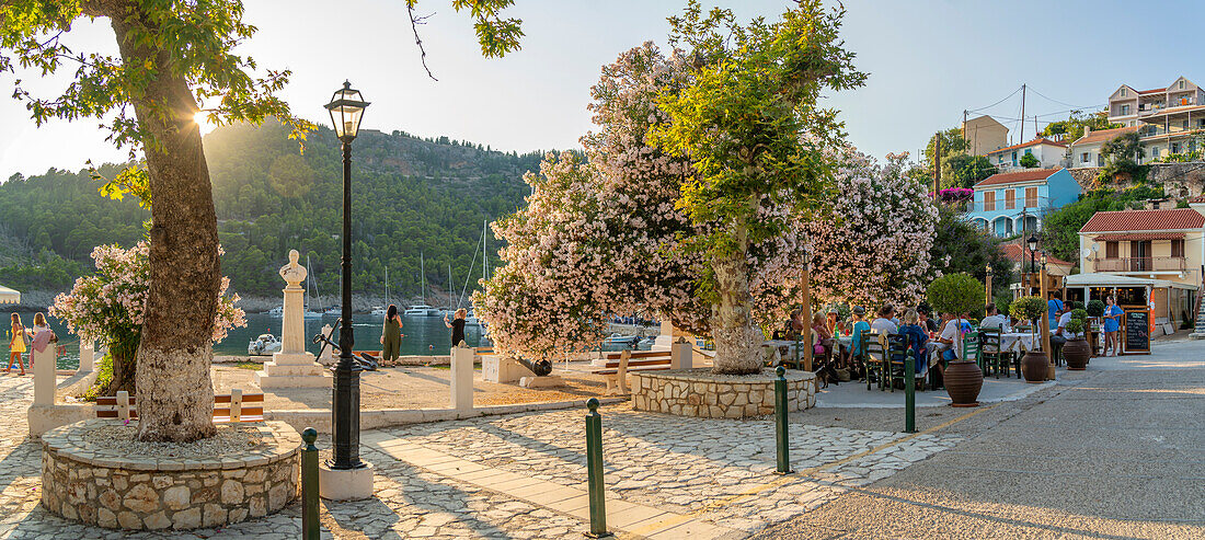 Blick auf Hafenrestaurant und bunte Häuser in Assos zur goldenen Stunde, Assos, Kefalonia, Ionische Inseln, Griechische Inseln, Griechenland, Europa