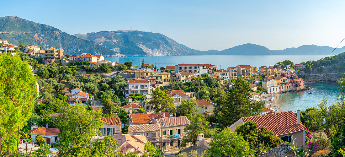 Blick von oben auf den Hafen und die bunten Häuser in Assos, Assos, Kefalonia, Ionische Inseln, Griechische Inseln, Griechenland, Europa