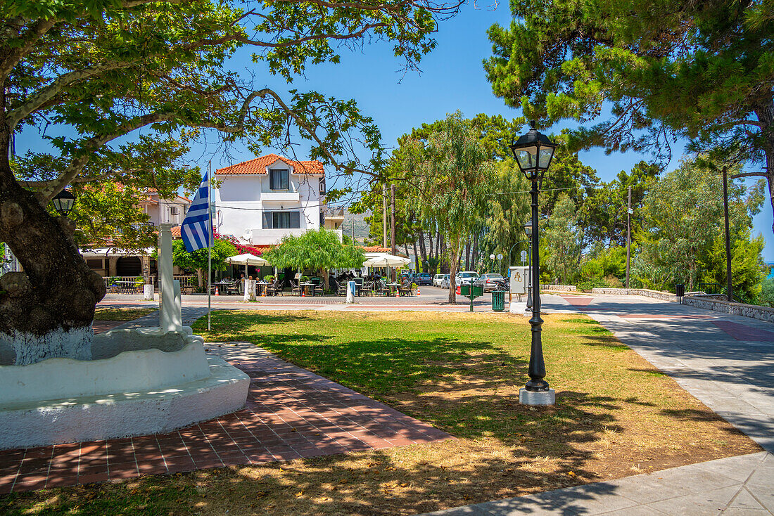 Blick auf die Restaurants am Skala-Platz, Skala, Kefalonia, Ionische Inseln, Griechische Inseln, Griechenland, Europa