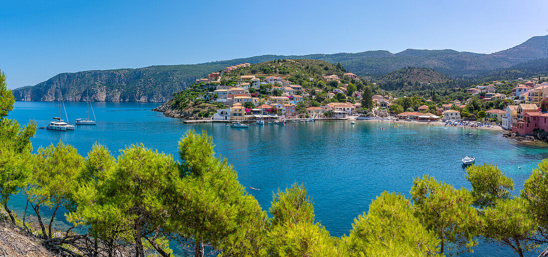 Blick auf Hafen und bunte Häuser in Assos, Assos, Kefalonia, Ionische Inseln, Griechische Inseln, Griechenland, Europa