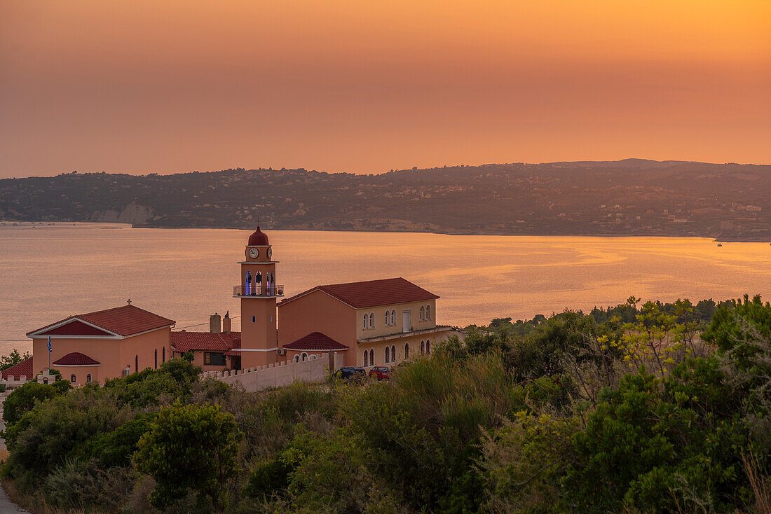 Blick auf das Heilige Kloster der Allerheiligsten Theotokos von Sissia bei Lourdata bei Sonnenuntergang, Kefalonia, Ionische Inseln, Griechische Inseln, Griechenland, Europa