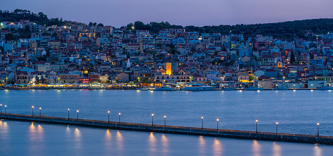 Blick auf Argostoli, Hauptstadt von Kefalonia und De-Bosset-Brücke in der Abenddämmerung, Argostolion, Kefalonia, Ionische Inseln, Griechische Inseln, Griechenland, Europa