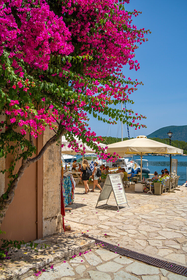 Blick auf die Restaurants im Hafen von Fiskardo, Fiskardo, Kefalonia, Ionische Inseln, Griechische Inseln, Griechenland, Europa