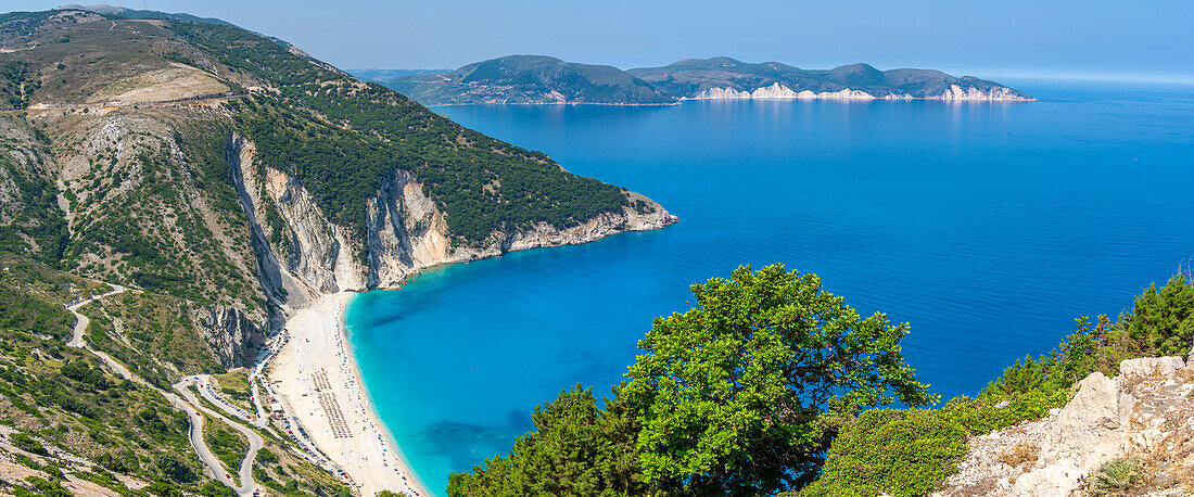 Blick auf Myrtos Beach, Küstenlinie, Meer und Hügel bei Agkonas, Kefalonia, Ionische Inseln, Griechische Inseln, Griechenland, Europa