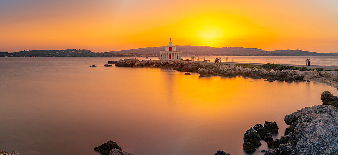 Blick auf den Leuchtturm Saint Theodore bei Sonnenuntergang, Argostolion, Kefalonia, Ionische Inseln, Griechische Inseln, Griechenland, Europa