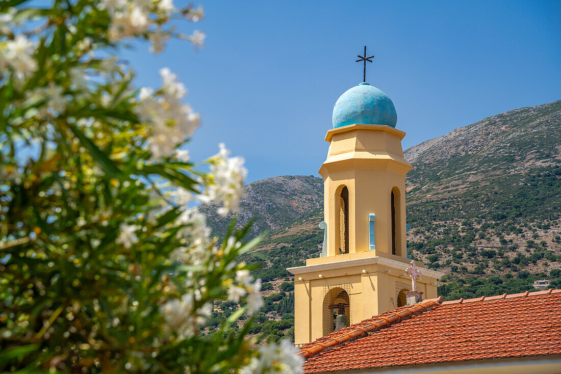 Blick auf den Glockenturm der Kirche von Agia Efimia in Agia Effimia, Kefalonia, Ionische Inseln, Griechische Inseln, Griechenland, Europa