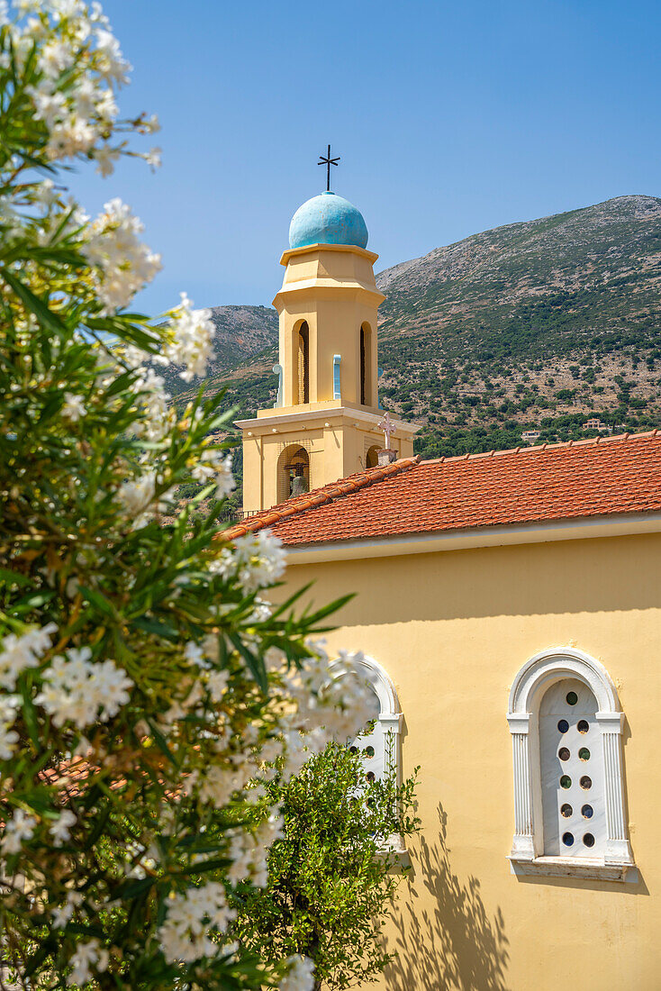 Blick auf den Glockenturm der Kirche von Agia Efimia in Agia Effimia, Kefalonia, Ionische Inseln, Griechische Inseln, Griechenland, Europa