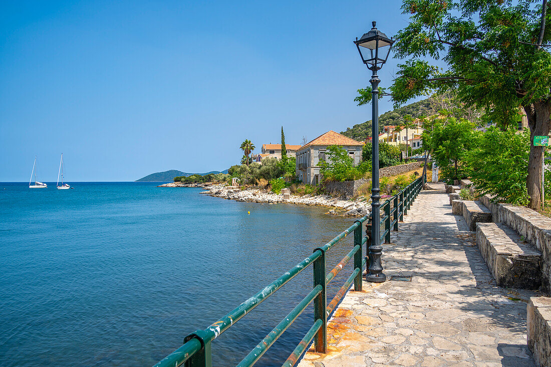 Blick auf den Küstenweg in Agia Effimia, Kefalonia, Ionische Inseln, Griechische Inseln, Griechenland, Europa