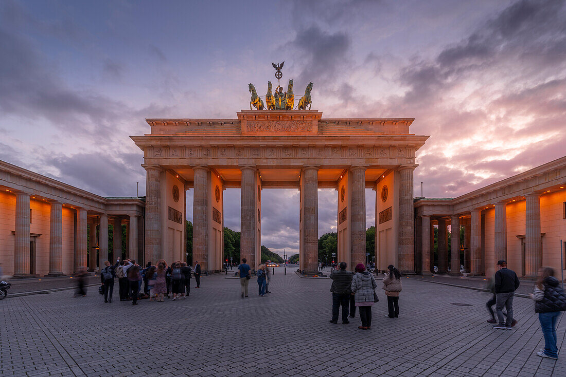 View of Brandenburg Gate at dusk, Pariser Square, Unter den Linden, Berlin, Germany, Europe\n