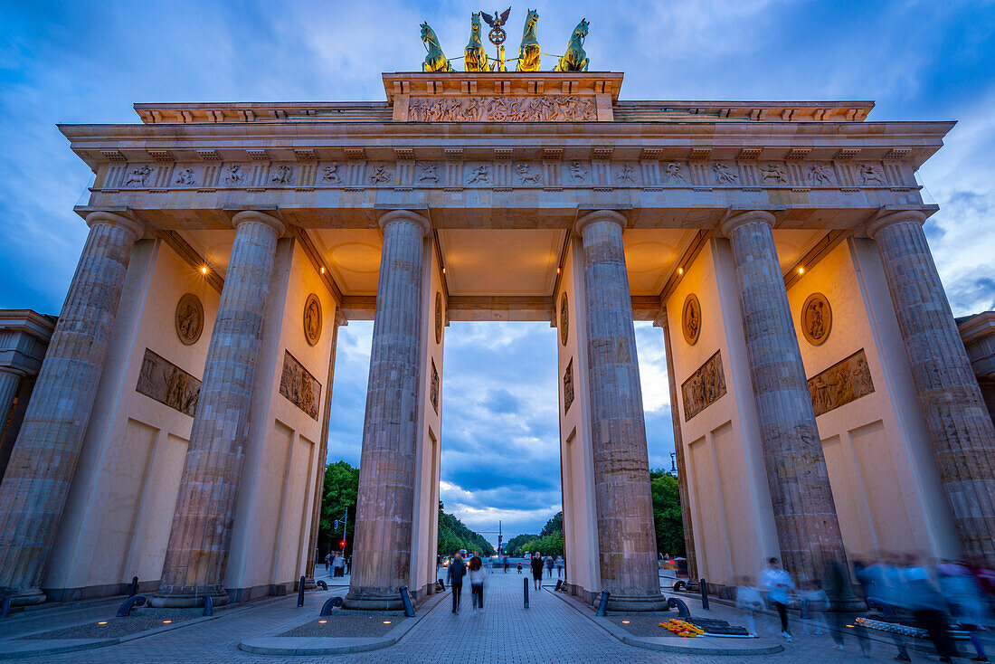 View of Brandenburg Gate at dusk, Pariser Square, Unter den Linden, Berlin, Germany, Europe\n