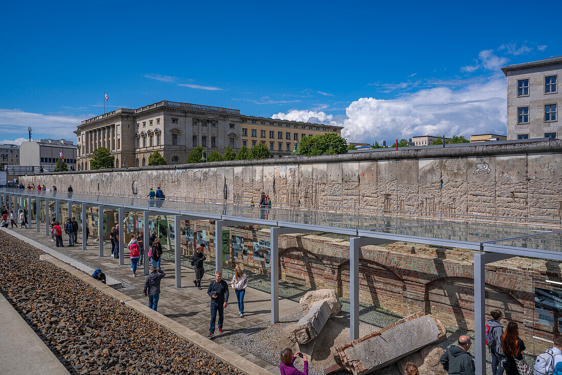Blick auf einen Abschnitt der Berliner Mauer im Museum Topographie des Terrors, Berlin, Deutschland, Europa