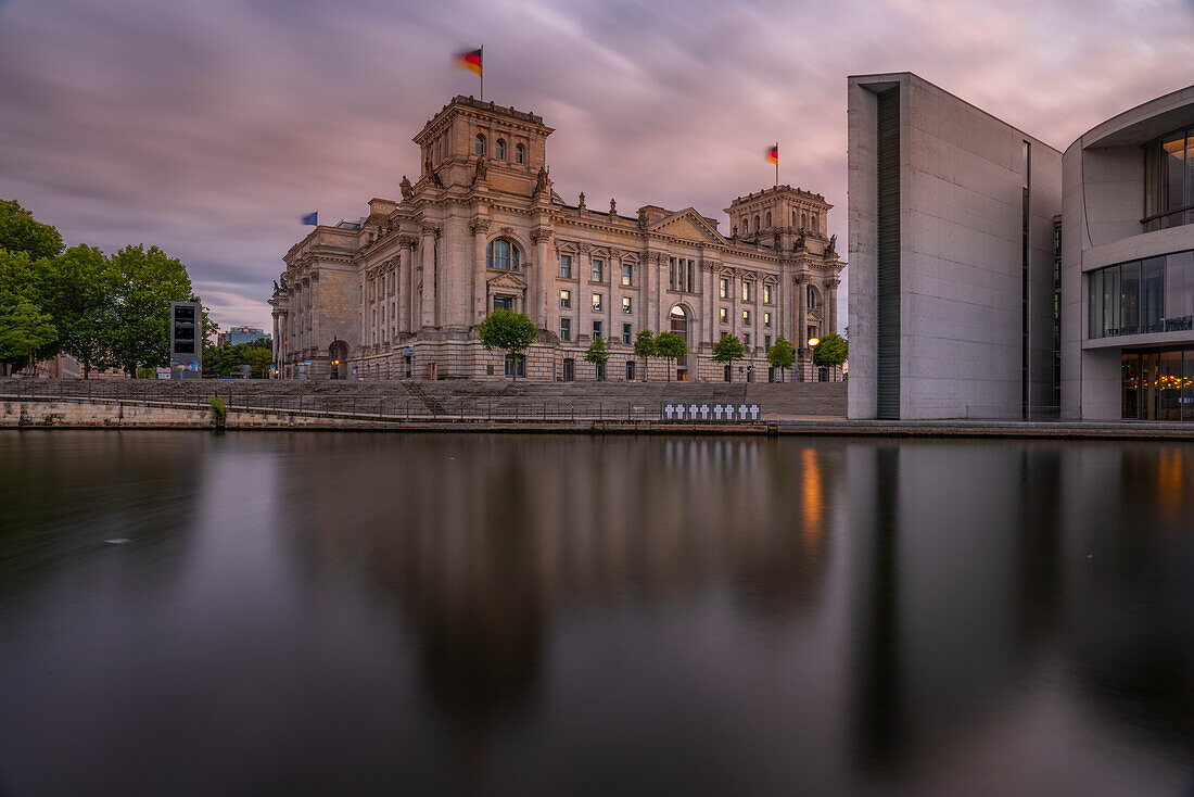 Blick auf die Spree und das Reichstagsgebäude bei Sonnenuntergang, Mitte, Berlin, Deutschland, Europa