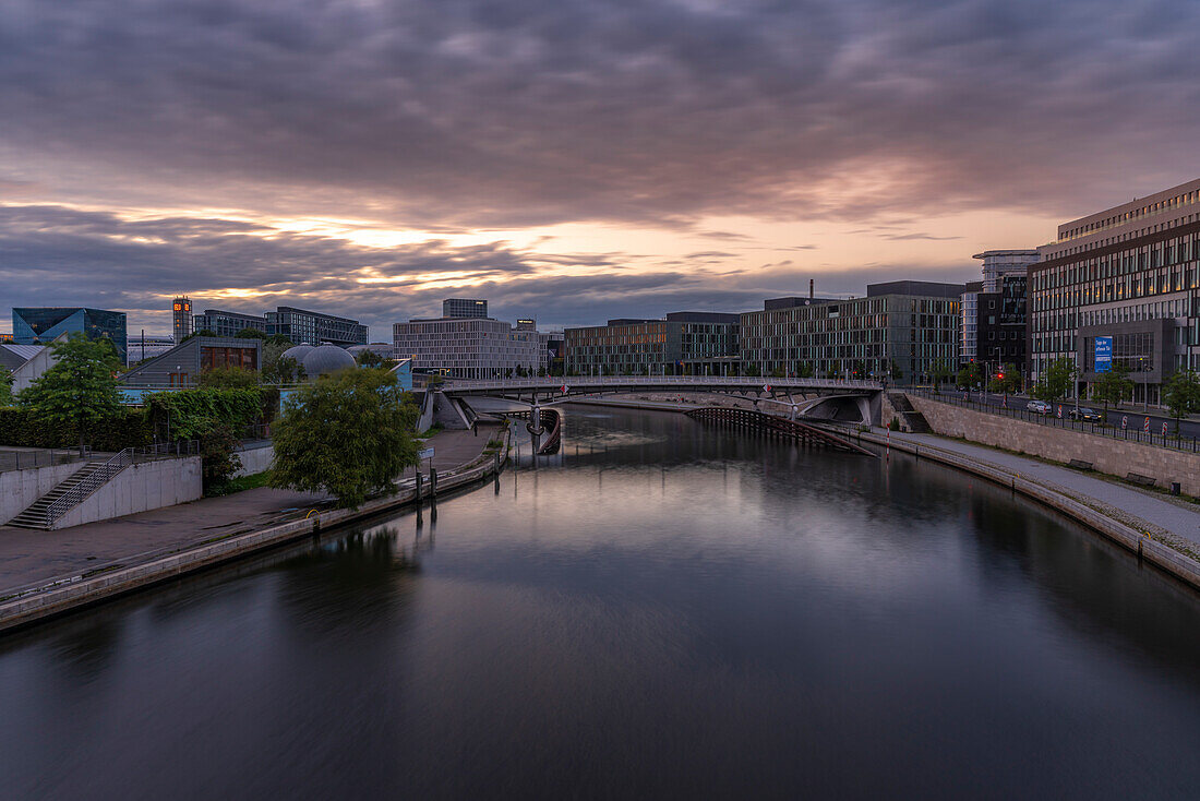 Blick auf die Spree vom Paul-Löbe-Haus bei Sonnenuntergang, Deutsches Parlament, Mitte, Berlin, Deutschland, Europa