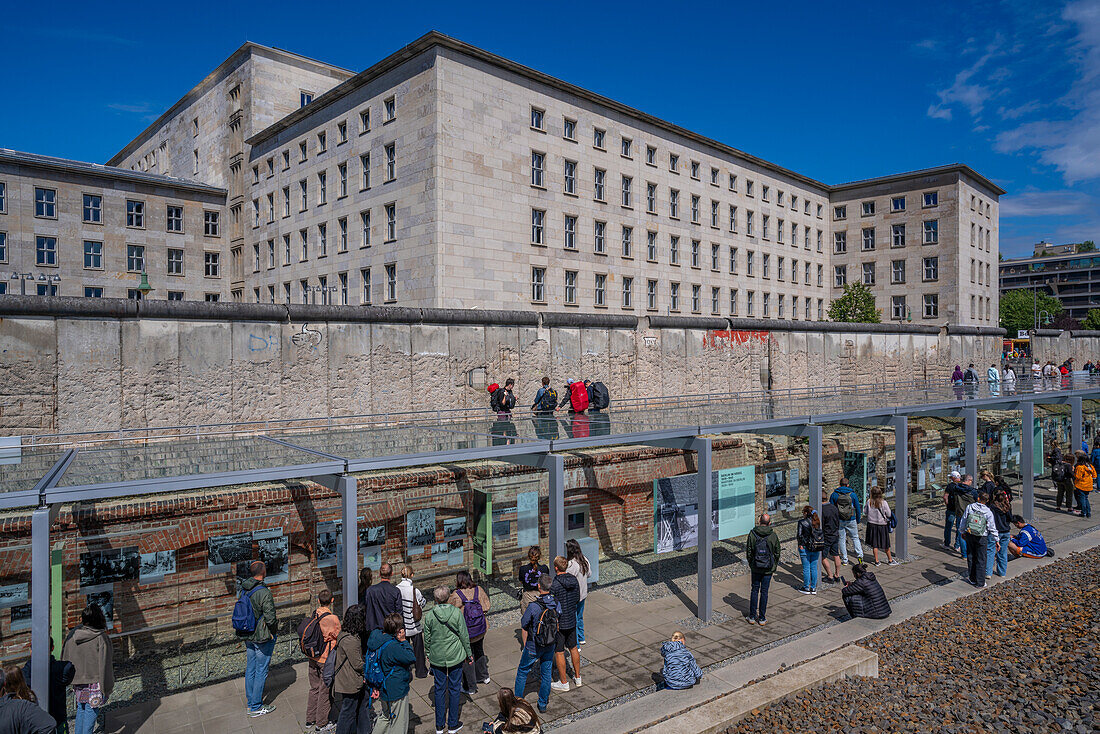 Blick auf einen Abschnitt der Berliner Mauer im Museum Topographie des Terrors, Berlin, Deutschland, Europa