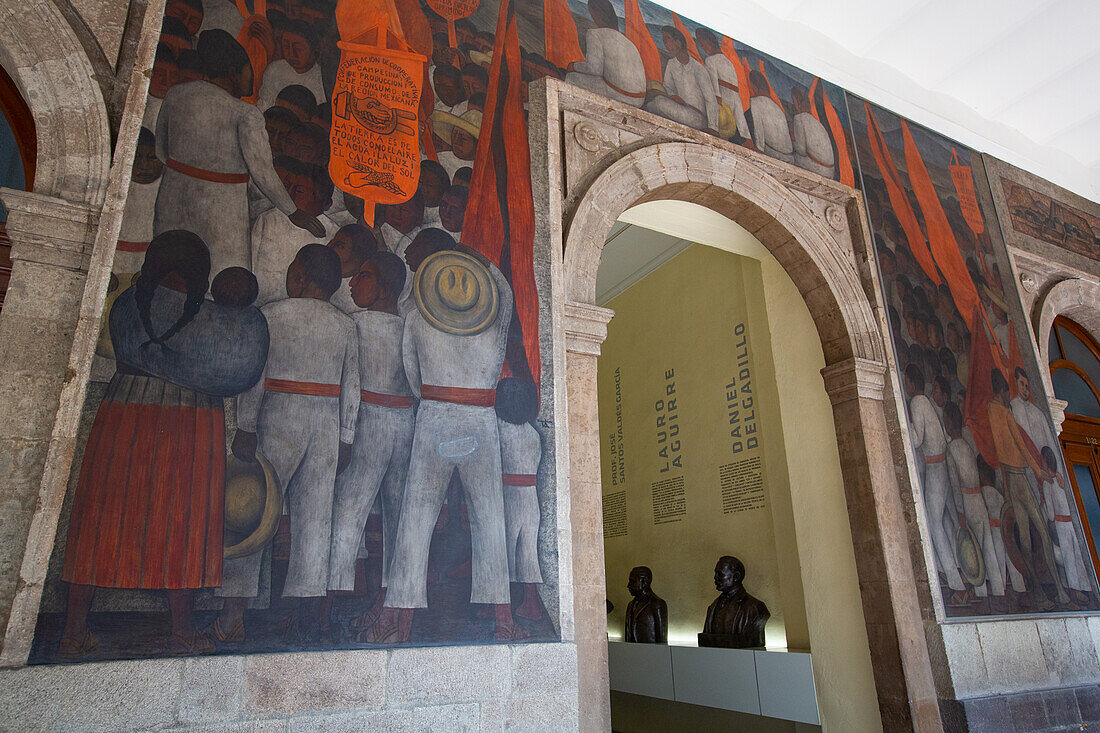 Eingang zu einer Reihe von Büsten berühmter Persönlichkeiten mit Wandgemälden von Diego Rivera, Gebäude der Secretaria de Educacion, Mexiko-Stadt, Mexiko, Nordamerika