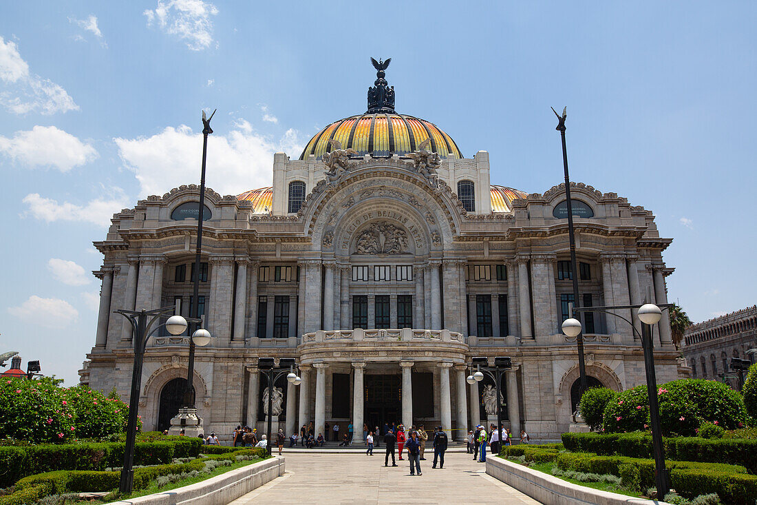 Palacio de Bellas Artes (Palace of Fine Arts), construction started 1904, Mexico City, Mexico, North America\n