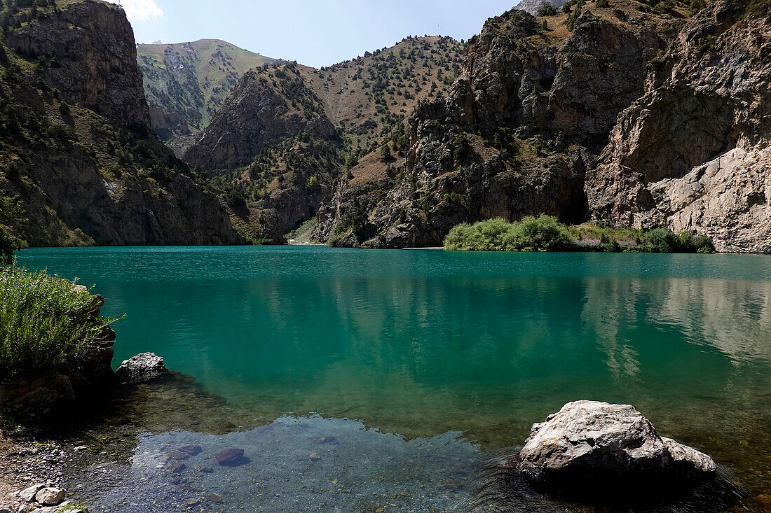 Türkisfarbenes Wasser in einem See in den abgelegenen und spektakulären Fann-Bergen, Teil der westlichen Pamir-Alay, Tadschikistan, Zentralasien, Asien