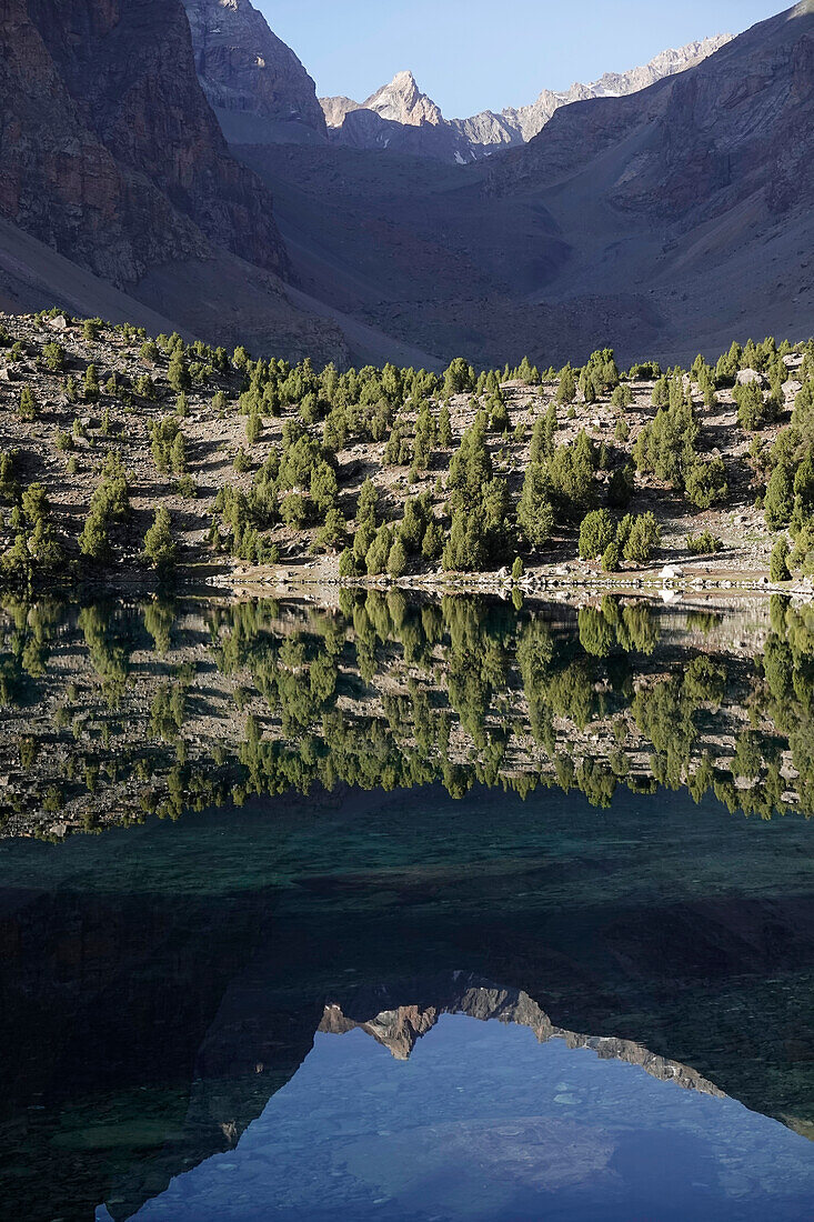 Spiegelungen in einem See in den abgelegenen und spektakulären Fann-Bergen, Teil der westlichen Pamir-Alay, Tadschikistan, Zentralasien, Asien