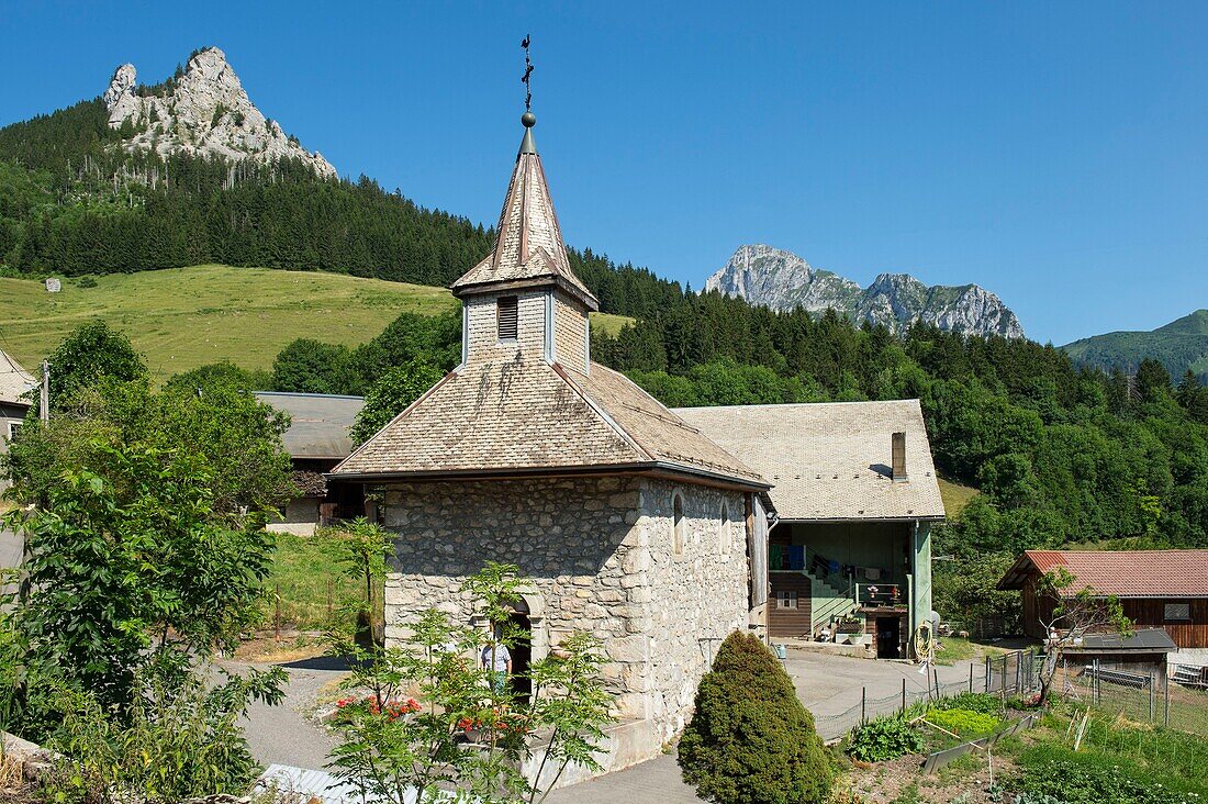 Frankreich, Haute Savoie, Chablais-Massiv, Bernex, die Kapelle von La Creusaz mit dem Berg Cesar und der dent d'Oche