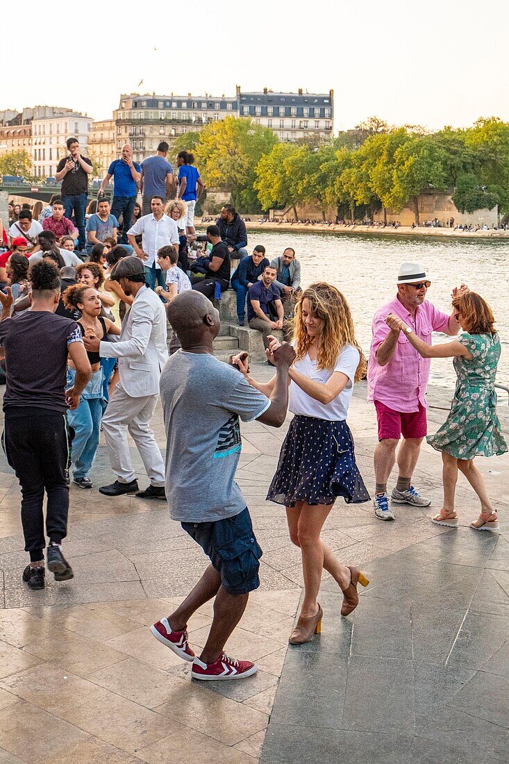 France, Paris, Tino Rossi garden, on the banks of the Seine, Salsa dance on summer evenings\n