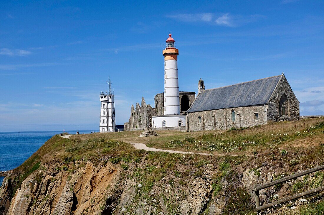 Frankreich, Finistere, Plougonvelin, Pointe de Saint-Mathieu, Ausgangspunkt des Jakobsweges, Leuchtturm von Saint-Mathieu aus dem Jahr 1835, Abtei Saint-Mathieu de Fine-Terre und der Semaphor (1906)