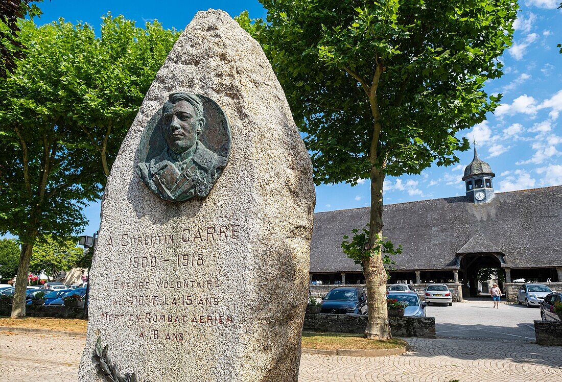 Frankreich, Morbihan, Le Faouet, Denkmal für Corentin Carré (1900-1918), der jüngste Soldat des Ersten Weltkriegs