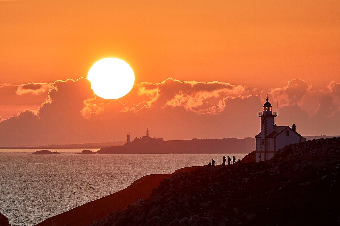 France, Finistere, Camaret sur Mer, the Regional Natural Park of Brittany, Natural Iroise Marine Park, Pointe du Toulinguet, the lighthouse and the pointe de Saint Mathieu in the background\n