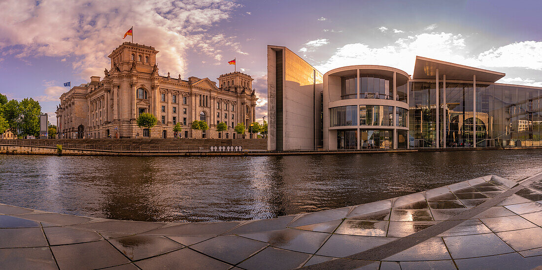 Blick auf die Spree und den Reichstag und das Paul-Löbe-Haus bei Sonnenuntergang, Mitte, Berlin, Deutschland, Europa