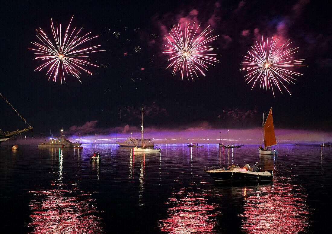 France, Finistere, Brest, ATMOSPHERE Closing fireworks of July 18 Brest International Maritime Festival 2016\n