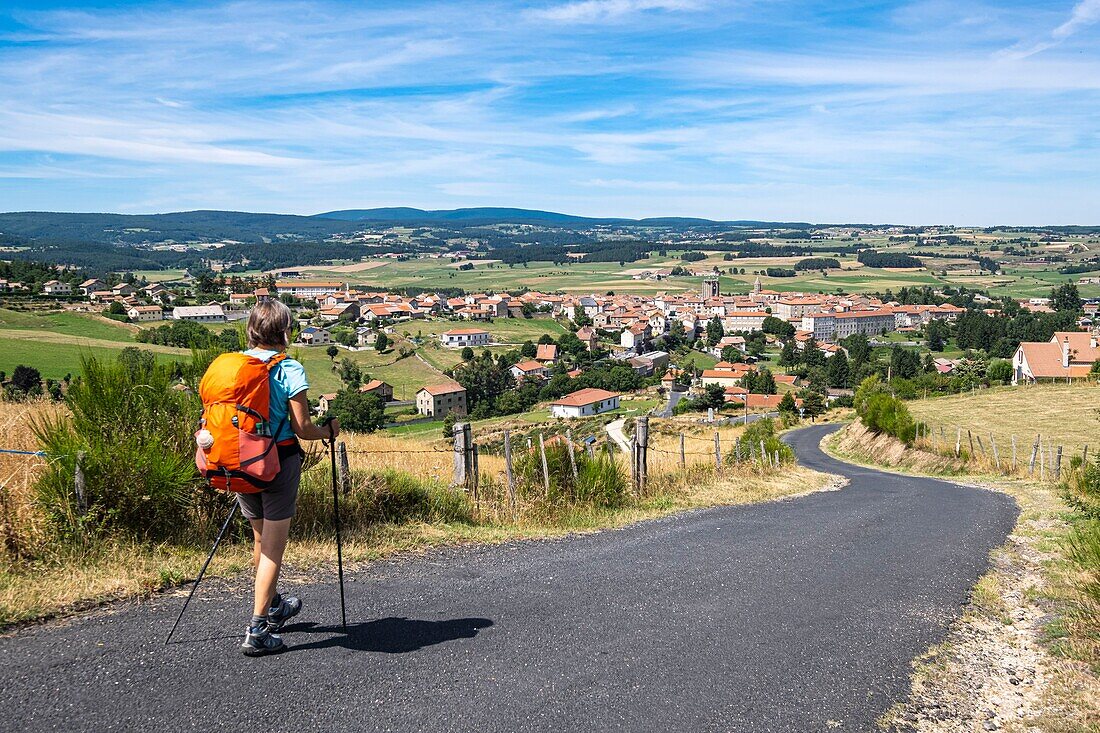 Frankreich, Haute-Loire, Saugues, Wanderung auf der Via Podiensis, einer der französischen Pilgerwege nach Santiago de Compostela oder GR 65