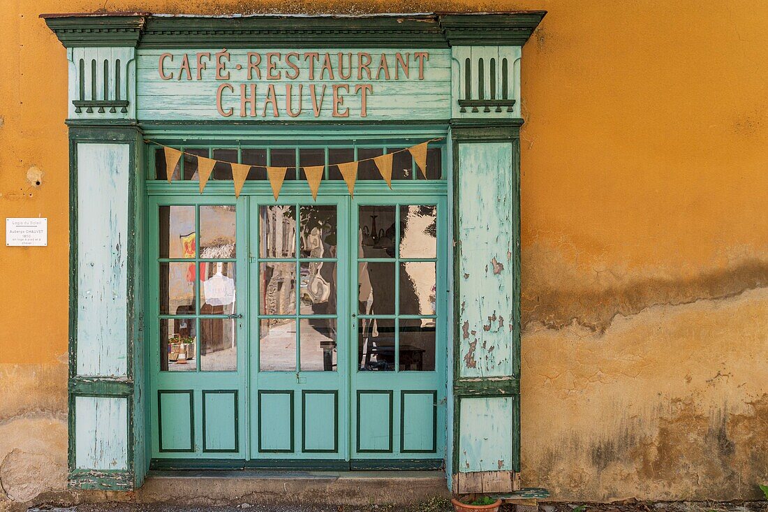 Frankreich, Hautes-Alpes, regionaler Naturpark der Baronnies Provençal, Orpierre, verglaste Eingangstür zum ehemaligen Gasthaus Chauvet