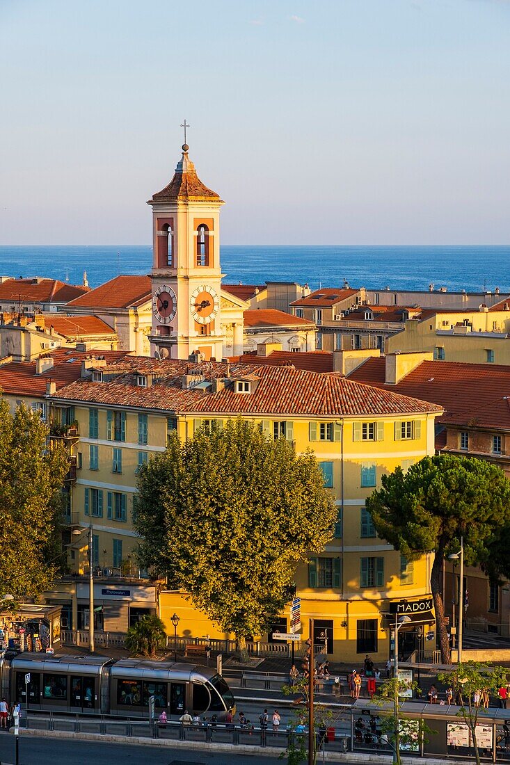 Frankreich, Alpes Maritimes, Nizza, von der UNESCO zum Weltkulturerbe erklärt, Promenade du Paillon, Avenue Felix Faure, Uhrenturm und das Mittelmeer im Hintergrund