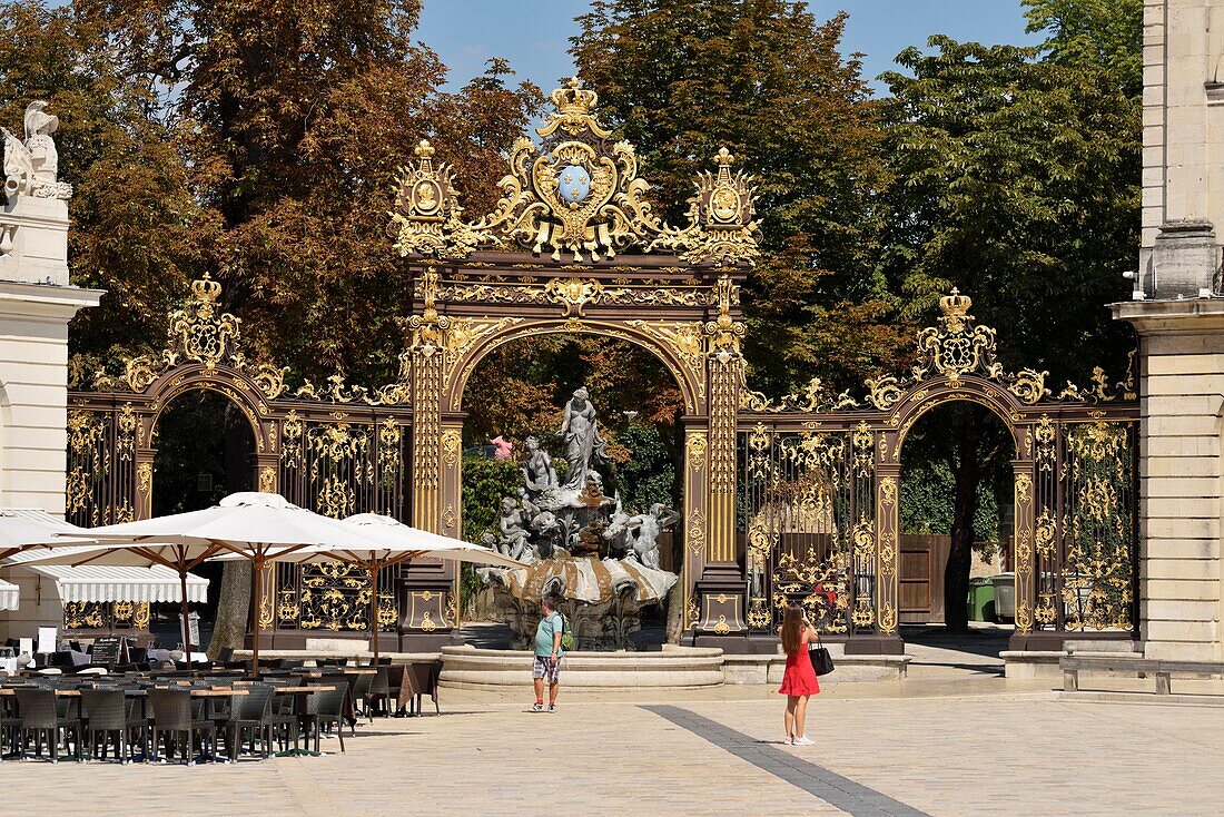 Frankreich, Meurthe und Mosel, Nancy, Place Stanislas (ehemaliger Place Royale), erbaut von Stanislas Leszczynski, König von Polen und letzter Herzog von Lothringen im 18. Jahrhundert, klassifiziert als Weltkulturerbe der UNESCO, Amphitrite-Brunnen von Guibal und Goldregale von Jean Lamour