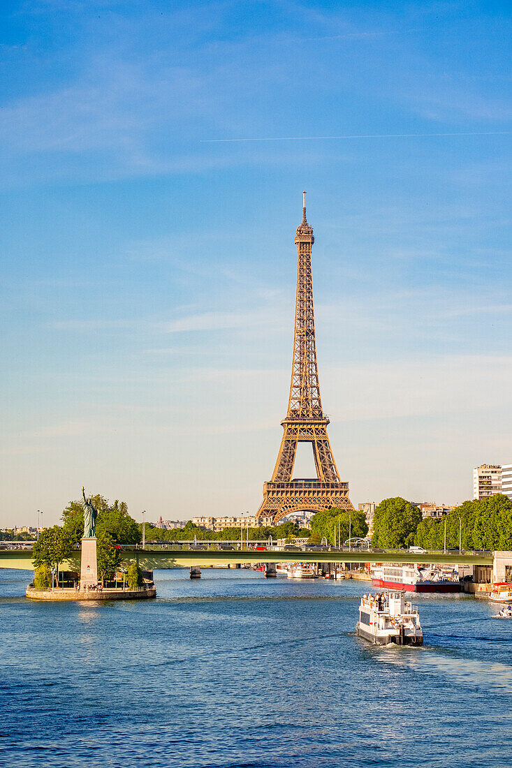 Frankreich, Paris, Seine-Ufer, das Viertel der Front de Seine am Quai Andre Citroen und der Eiffelturm