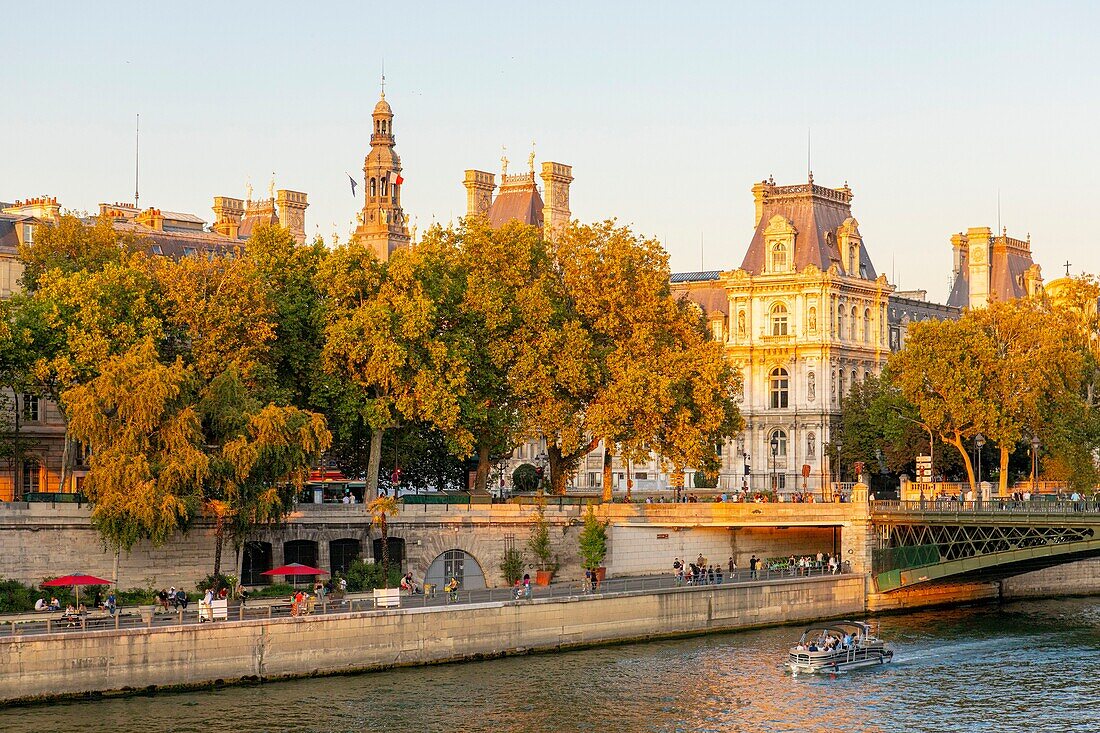 Frankreich, Paris, von der UNESCO zum Weltkulturerbe erklärtes Gebiet, Boot vor dem Hôtel de Ville