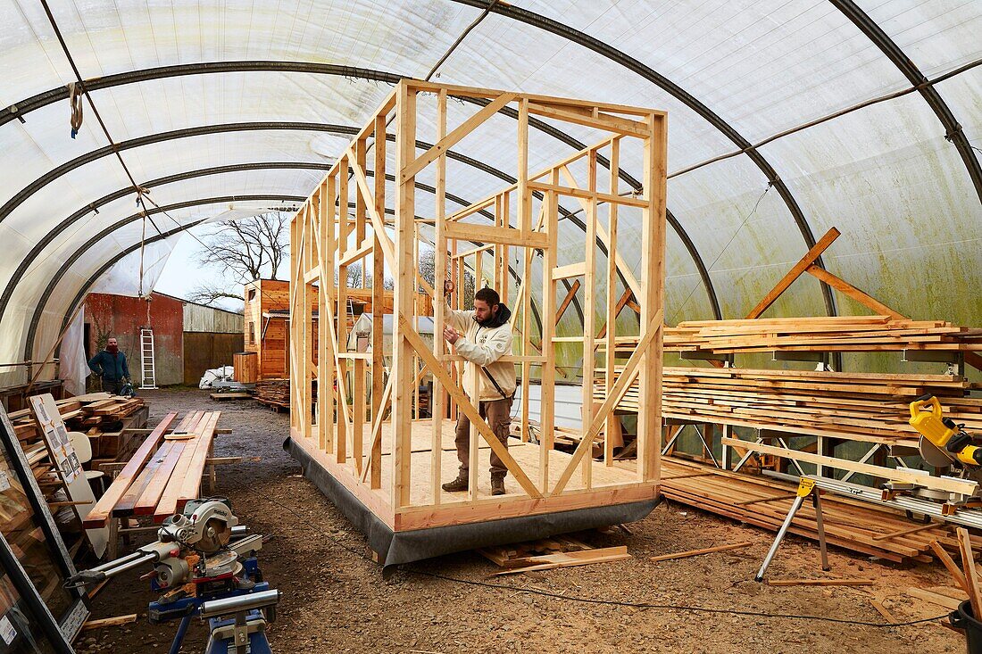 Frankreich, Finistere, Concarneau, Erprobung von Low-Tech-Lösungen in einem Tiny-House, zwei Ingenieure (Pierre-Alain Leveque und Clement Chabot) haben ein Tiny-House (auf einem Anhänger montiertes Mikrohaus) gebaut und leben darin, um Low-Tech-Lösungen zu testen