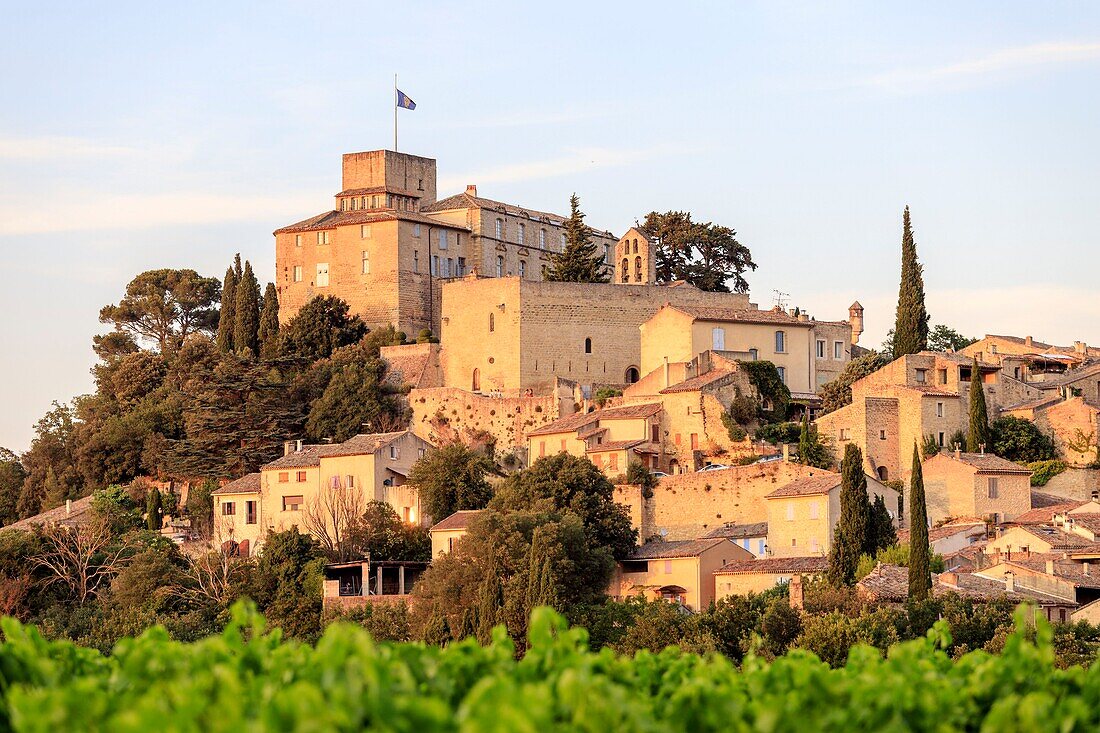 Frankreich, Vaucluse, regionaler Naturpark Luberon, Ansouis, ausgezeichnet als schönste Dörfer Frankreichs, das Schloss aus dem 17. Jahrhundert und die Kirche St. Martin