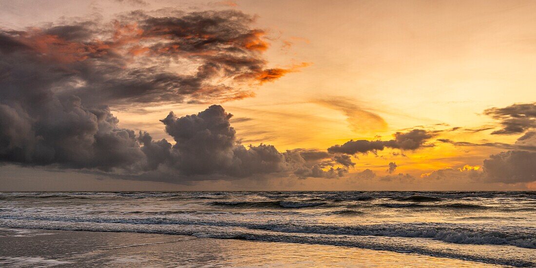 Frankreich, Somme, Quend-Plage, ein stürmischer Himmel legt sich in der Abenddämmerung allmählich über den Strand, mit besonderen Lichtern