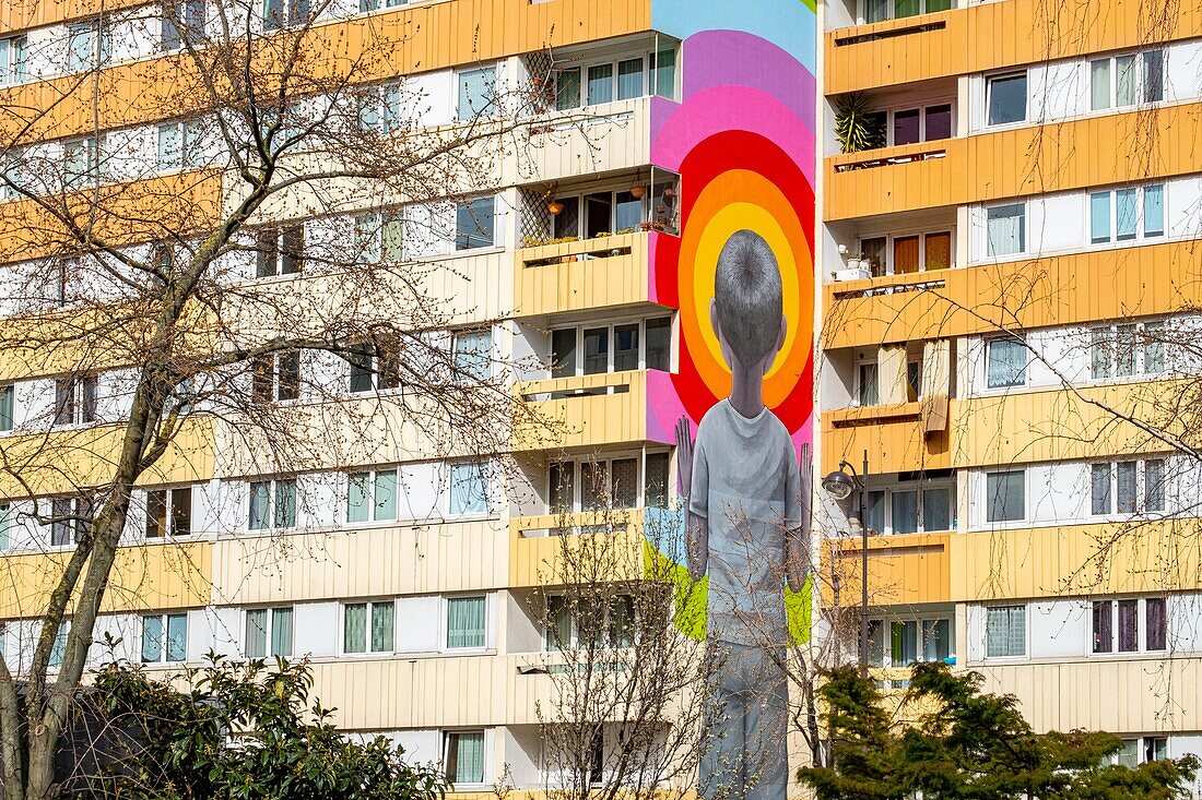 Frankreich, Paris, 13. Arrondissement, Street Art, das Werk Bambin in Shorts des Künstlers © Julien Seth Malland