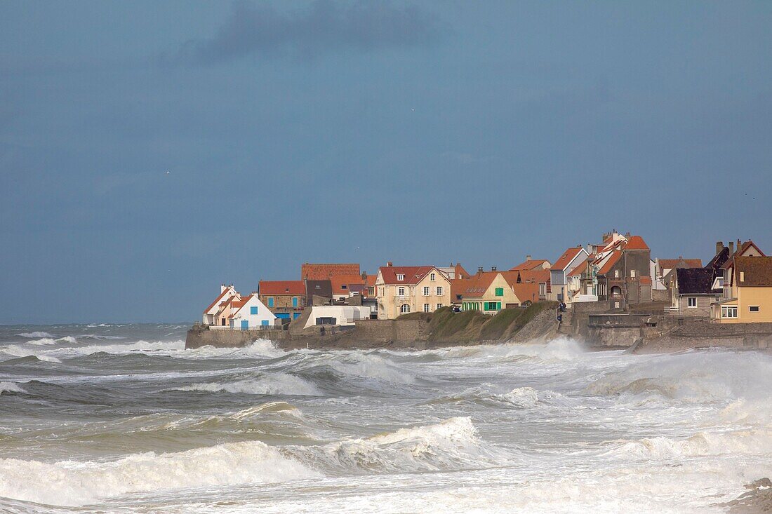 Frankreich, Pas de Calais, Cote d'Opale, Dorf Audresselles bei Flut an einem Tag mit Sturm und Hochwasser