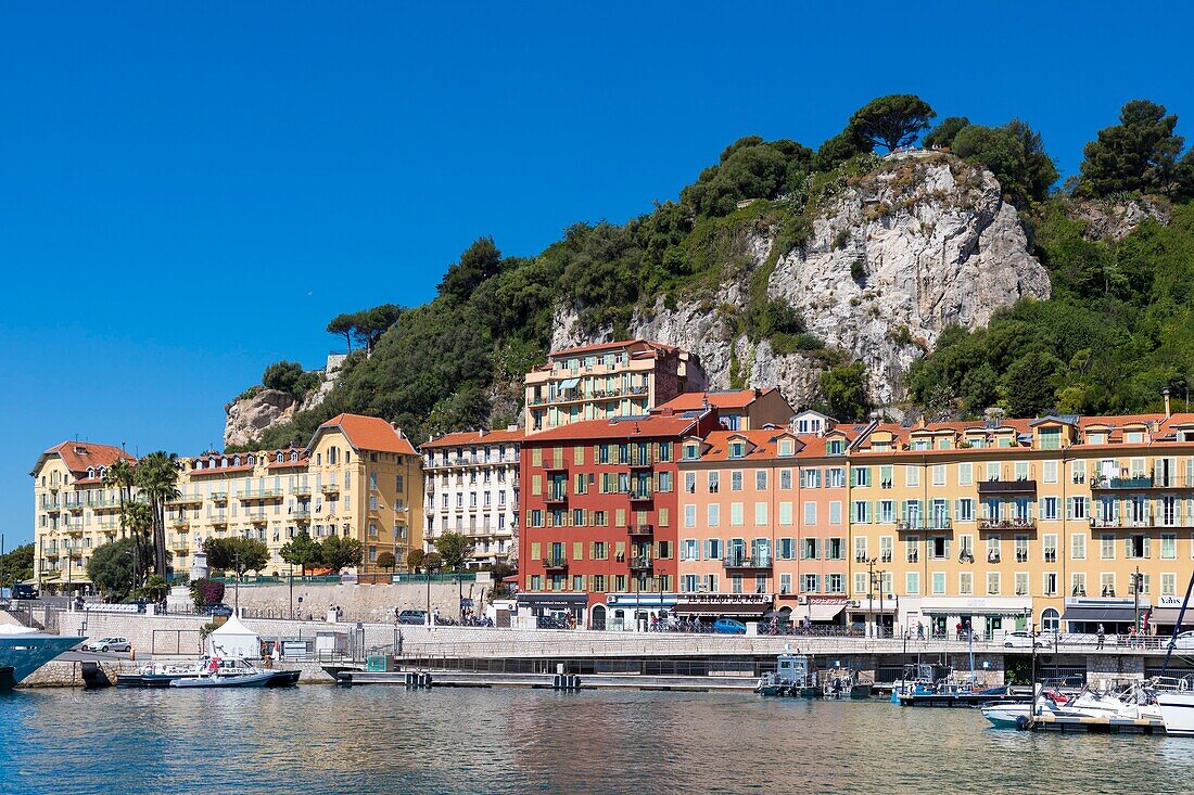 Frankreich, Alpes Maritimes, Nizza, von der UNESCO zum Weltkulturerbe erklärt, der alte Hafen oder Port Lympia, Pointus (traditionelle Fischerboote)