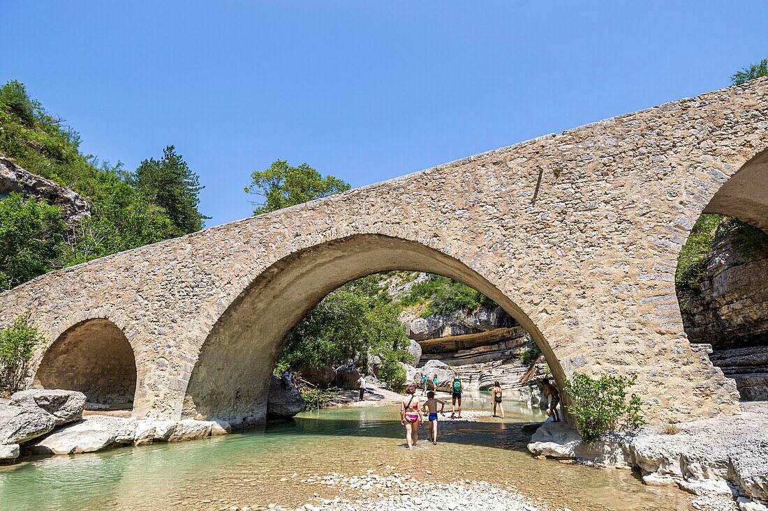 Frankreich, Hautes-Alpes, regionaler Naturpark der Baronnies provençales, Val Buëch-Méouge, Gorges de la Méouge, romanische Brücke aus dem vierzehnten Jahrhundert