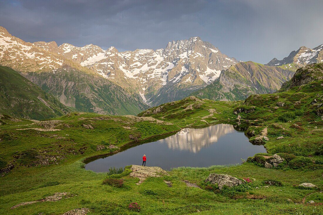 Frankreich, Hautes Alpes, Nationalpark Ecrins, Tal von Valgaudemar, La Chapelle en Valgaudemar, Spiegelung von Sirac (3441m) auf dem See von Lauzon (2008m)