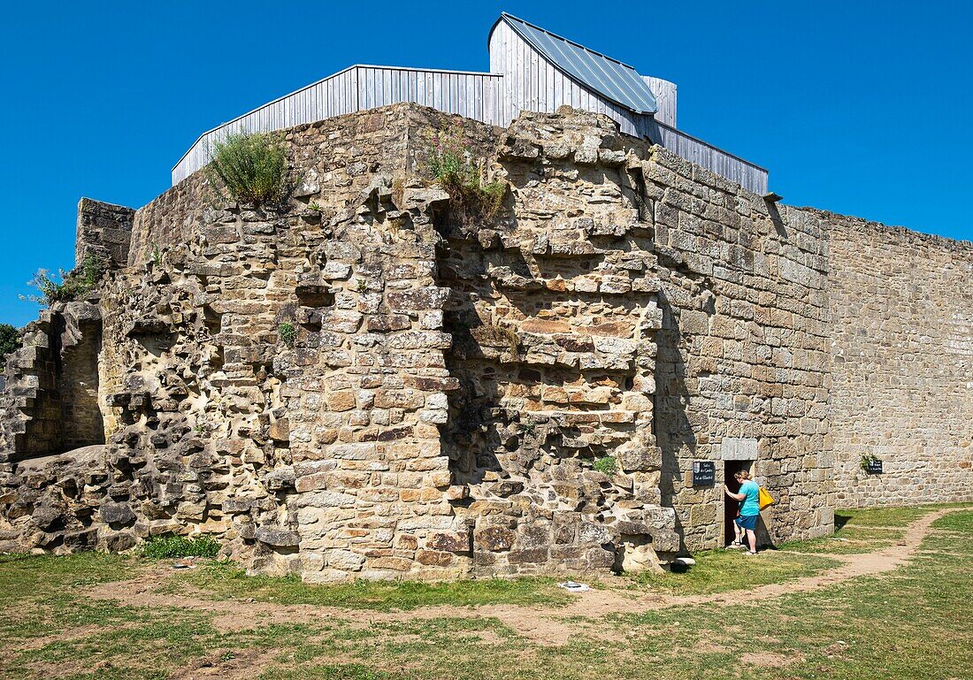 Frankreich, Morbihan, Guemene-sur-Scorff, mittelalterliche Stadt, Überreste des Schlosses (fünfzehntes Jahrhundert), der Stadtmauer und des Wachgebäudes