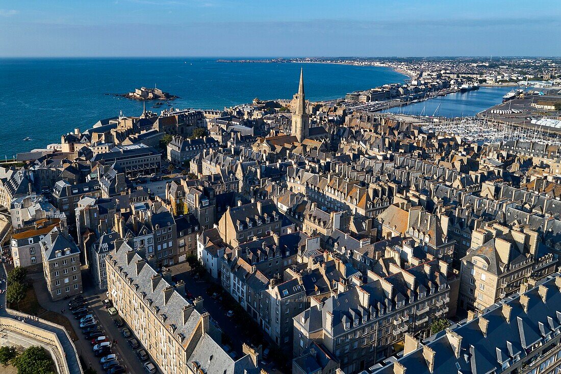 Frankreich, Ille et Vilaine, Cote d'Emeraude (Smaragdküste), Saint Malo, die Dächer und Straßen der Festungsstadt, Kathedrale Saint Vincent (Luftaufnahme)