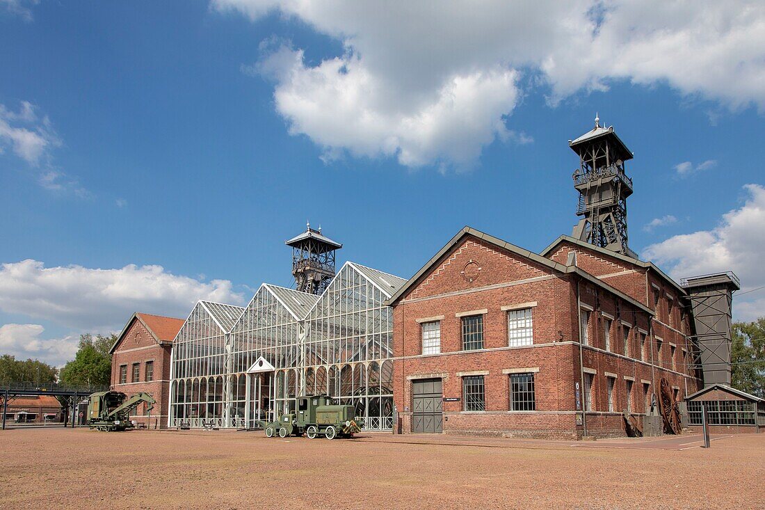 Frankreich, Nord, Lewarde, Zentrum für Bergbaugeschichte, das von der UNESCO zum Weltkulturerbe erklärt wurde, Glas mit Maschinen im Haupthof