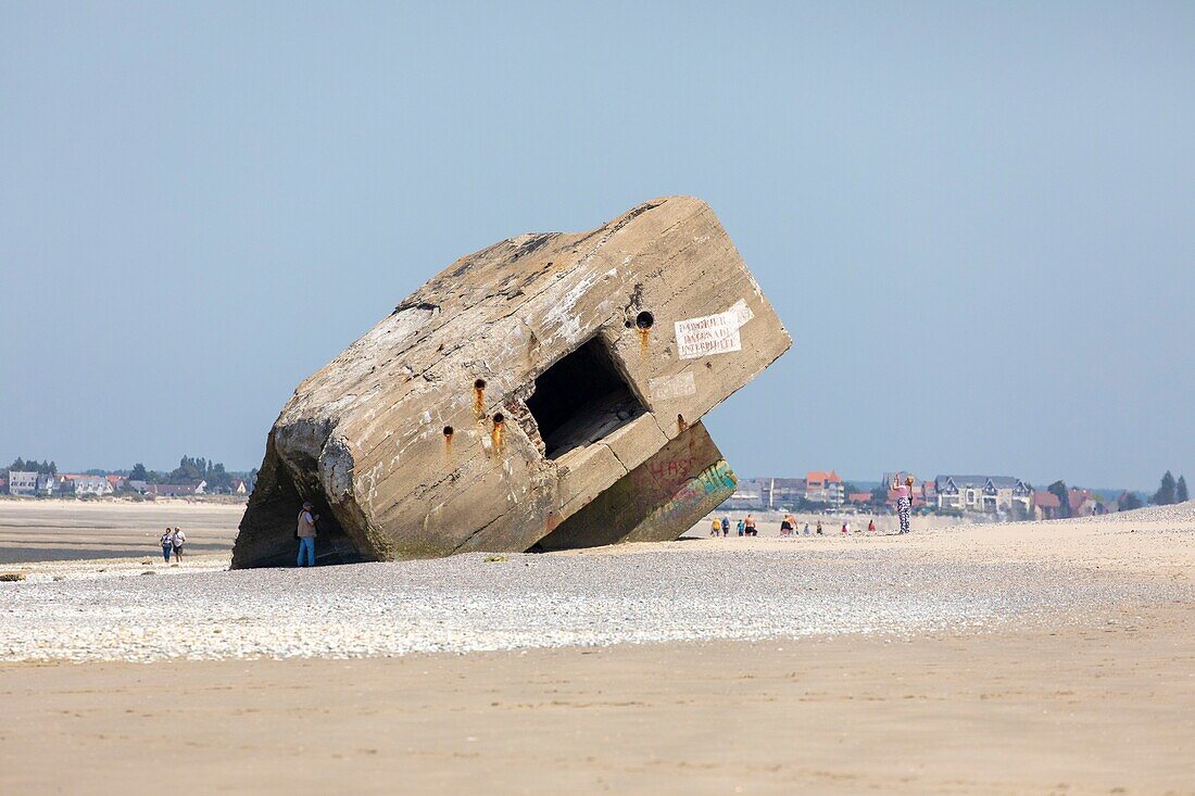 Frankreich, Somme, Baie de Somme, Cayeux sur mer, Überreste eines Blockhauses am Strand