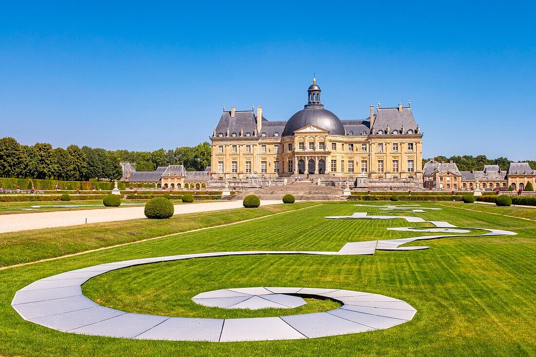 Frankreich, Seine et Marne, Maincy, das Schloss von Vaux le Vicomte, Ephemere Bänder in den Gärten bestehen aus 390 Aluminiumplatten, die als Ersatz für kranke Buchsbäume, die im Winter 2019 gerissen wurden, geneigt wurden
