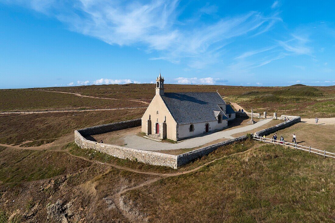 Frankreich, Finistere, Iroise Meer, Baie des Trépassés, Cleden-Cap-Sizun, Pointe du Van, Saint They Kapelle (Luftaufnahme)