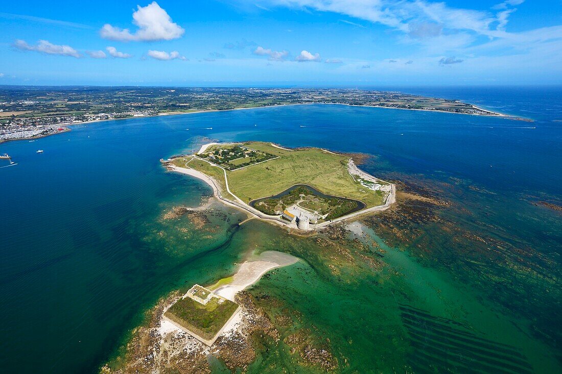 Frankreich, Manche, Saint-Vaast-La-Hougue, Insel Tatihou und Fort Vauban (Luftaufnahme)